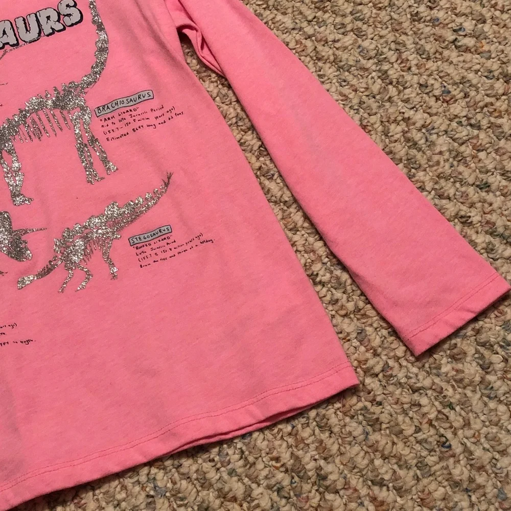 VGUC OshKosh long sleeve tee pink with silver sparkly dinosaurs 🦕